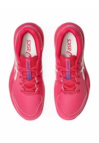 Scarpe da ginnastica di un vivace colore rosa con tomaia in rete, dettagli bianchi, punta rotonda e suola in gomma. Presentano un design con lacci e un collo imbottito.