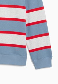 Sudadera a rayas en azul, gris y rojo. Presenta rayas horizontales, puños acanalados y una textura suave. Ideal para vestir de manera casual.