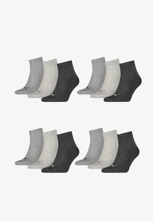 Ein Sortiment aus sechs Paaren von Knöchelsocken in Grautönen, mit gerippten Bündchen und Logo-Akzenten, die unterschiedliche Texturen zeigen.