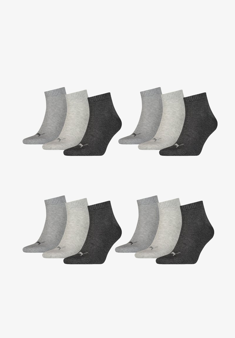 Ein Sortiment aus sechs Paaren von Knöchelsocken in Grautönen, mit gerippten Bündchen und Logo-Akzenten, die unterschiedliche Texturen zeigen.