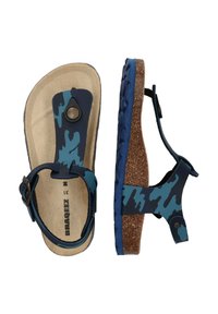Blå camouflagemønstrede sandaler med korkfodseng, syntetisk bund, justerbar rem og runde nitter. Flad, afslappet stil.