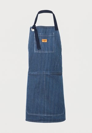 Zils priekškars ar baltām vertikālām svītrām, regulējams kakla siksniņa ar metāla gredzenu un priekšējā kabata ar oranžu etiķeti.