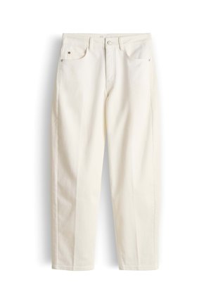 Off-white rechte broeken met knoop en rits aan de voorkant, riemlussen en steekzakken, plat uitgespreid op een witte achtergrond.