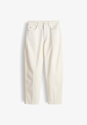 Pantalon droit couleur blanc cassé avec bouton et fermeture éclair à l'avant, passants de ceinture et poches avant, posé à plat sur un fond blanc.