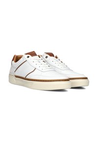 Witte leren sneakers met lichtbruine accenten, ronde neus, vetersluiting en een gestructureerd oppervlak. Dikke crèmekleurige rubberen zolen.