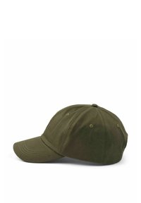 Casquette de baseball olive à six panneaux avec œillets de ventilation cousus et visière courbée, présentée sur un fond blanc.