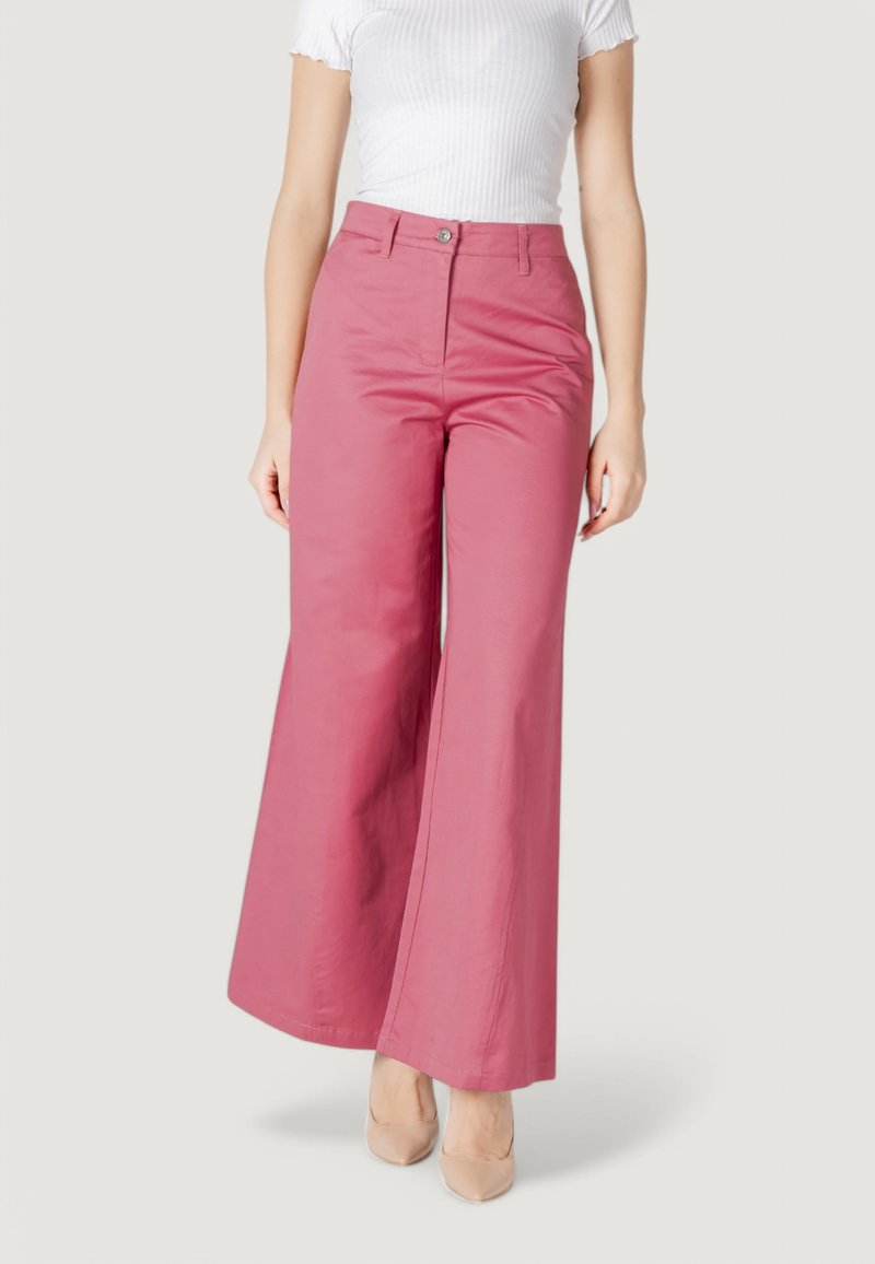 Pantaloni rosa a gamba larga realizzati in tessuto leggero, con chiusura frontale a bottone e passanti per cintura, caratterizzati da una texture liscia e linee pulite.