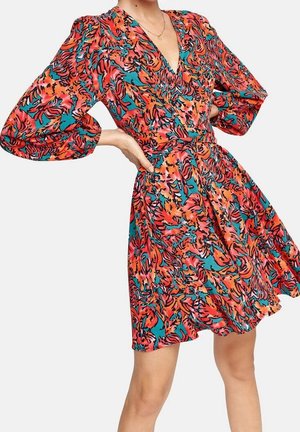 Bloemige wikkeljurk met levendige oranje, roze en teal kleuren, een diepe V-hals, pofmouwen en een getailleerde taille.