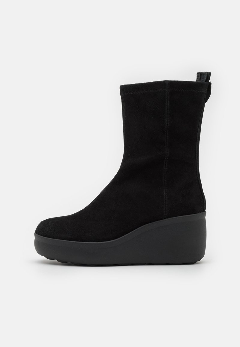 Czarne zamszowe botki za kostkę z wysoką wedge', z gładką fakturą oraz pętelką z tyłu ułatwiającą zakładanie.