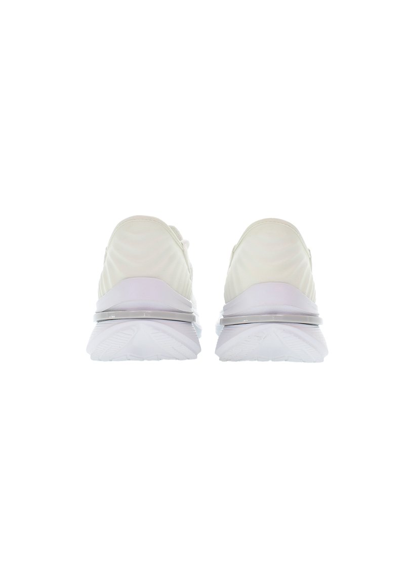 Baskets de sport blanches avec un dessus texturé, un talon lisse et une semelle intermédiaire gris clair. Présente un logo visible à l'arrière.