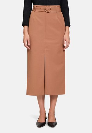 Jupe camel longueur genou en tissu lisse. Équipée d'une large ceinture avec une boucle ronde et d'une fente à l'avant pour un style élégant.