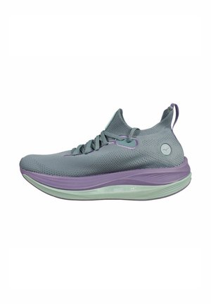 Scarpa atletica leggera con tomaia in rete grigia chiara e suola viola. Comprende lacci e una linguetta sul tallone.