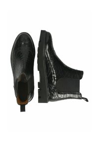 Botas de tobillo de cuero negro texturizado con un patrón de cocodrilo, paneles laterales elásticos y suela resistente. Cuenta con una pestaña para facilitar su colocación.