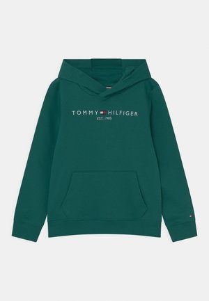 Dunkelgrüner Hoodie mit Fronttasche, Text "Tommy Hilfiger Est. 1985" und Logo auf der Brust sowie kleinem Logo am linken Ärmelbündchen.