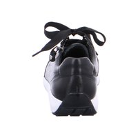 Schwarzer Ledersneaker mit weißer Sohle, geschnürten Schnürsenkeln und seitlichem Reißverschluss, von hinten auf weißem Hintergrund gesehen.