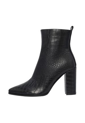 Zwarte enkellaars gemaakt van gestructureerd faux leer met een krokodillenpatroon. Heeft een spitse neus en een dikke hoge hak.