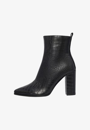 Zwarte enkellaars gemaakt van gestructureerd faux leer met een krokodillenpatroon. Heeft een spitse neus en een dikke hoge hak.