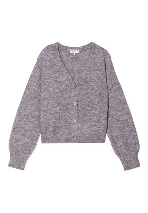 Cardigan gris, corto, de material de punto, con escote en V, mangas largas y cinco botones en el frente. Tejido texturizado con ligeras variaciones.