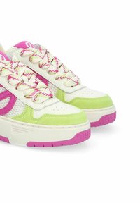 Sneakers bianchi con accenti verdi e rosa, pannelli in rete e suole spesse. Presentano lacci intrecciati multicolori e dettagli perforati.