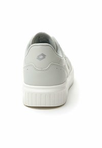 Grau sneaker mit einem Obermaterial aus glattem Leder, gepolstertem Kragen und strukturiertem Sohlen. Verfügt über ein einfaches graues Logo auf der Ferse.