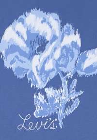 Tela azul con un diseño floral en tonos variados de azul y blanco, con "Levi's" impreso en letra cursiva blanca en la parte inferior.