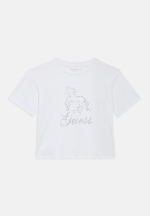 Weißes Baumwoll-T-Shirt mit einem funkelnden Einhorn-Motiv und dem Schriftzug "Guess" in einer Schreibschrift, mit kurzem Schnitt und kurzen Ärmeln.