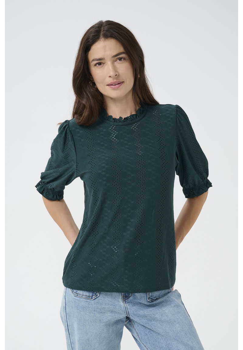 Top verde scuro con un design testurizzato e a motivi. Presenta maniche a palloncino con polsini arricciati e un collo a volant.