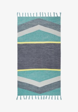 Tapis rectangulaire tissé avec des motifs en chevron turquoise, gris, blanc et jaune, et des franges aux deux bords les plus courts.