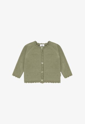 Olivgrüne gestrickte Babystrickjacke mit geschwungenen Kanten, kleinen floralen Lochmustern und einer Knopfleiste vorne.