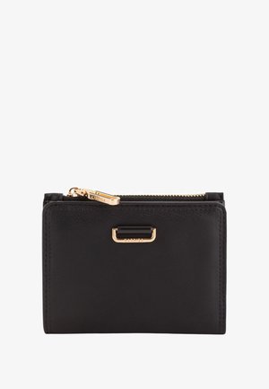 Billetera de cuero negro con cierre de cremallera y herrajes en tono dorado. Textura suave con un diseño minimalista y detalle del logo en la parte frontal.
