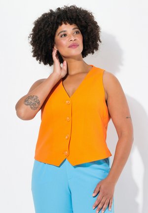 Chaleco sin mangas naranja con cuello en V y cinco botones, combinado con pantalones azul claro. Tejido suave con un corte regular.
