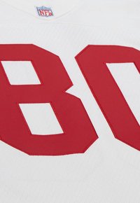 Weißes NFL-Trikot mit großer roter Nummer 80, die auf der Vorderseite gestickt ist, und NFL-Logo am Kragen.