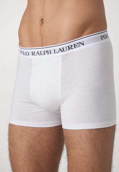 Weiße Baumwoll-Boxershorts mit passender Form und einem kontrastierenden Bund, auf dem "POLO RALPH LAUREN" in Dunkelblau steht.
