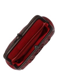 Rote Leder-Clutch mit floraler Prägung, Metallverschluss und satinierter Innenseite. Entworfen in rechteckiger Form mit strukturierten Akzenten.