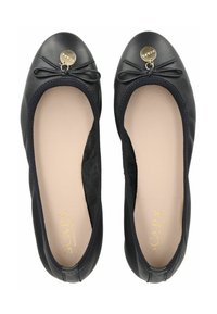 Ballerine in pelle nera con punta arrotondata, dettaglio con fiocco di pizzo e charm con logo dorato sulla parte anteriore. Fodera interna soffice e suola flessibile.