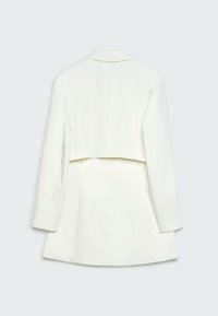 Blazer court blanc à manches longues avec un col cranté, vu de dos sur un fond clair uni.