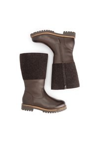Bruine leren laarzen met een donkerbruine vilten bovenkant. Voorzien van een gestructureerde zool en een zijrits. Het ontwerp combineert duurzame materialen en contrasterende texturen.
