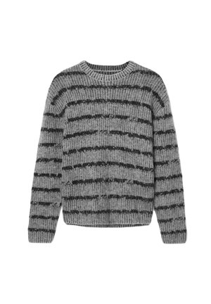 Suéter gris de punto con rayas horizontales negras, cuello redondo y textura acanalada. Presenta mangas largas y un dobladillo redondeado.