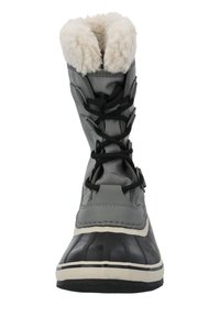 Bota impermeable gris con un puño de piel sintética, parte superior de nailon texturizado y parte inferior de goma negra. Presenta cordones negros y un ribete blanco en la suela.