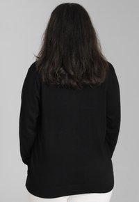 Schwarzer gestrickter Pullover mit einem schlichten Design, der lange Ärmel und einen geraden Schnitt aufweist. Der Stoff erscheint weich mit einer glatten Textur.