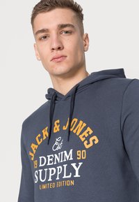 Jack & Jones JJELOGO HOOD - Bluza z kapturem