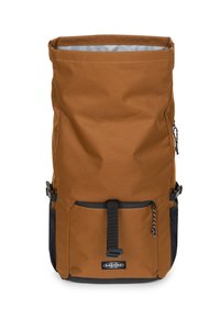 Mochila marrón de tapa enrollable con interior gris, acentos negros, correas ajustables y bolsillo delantero. Tejido duradero con textura suave.