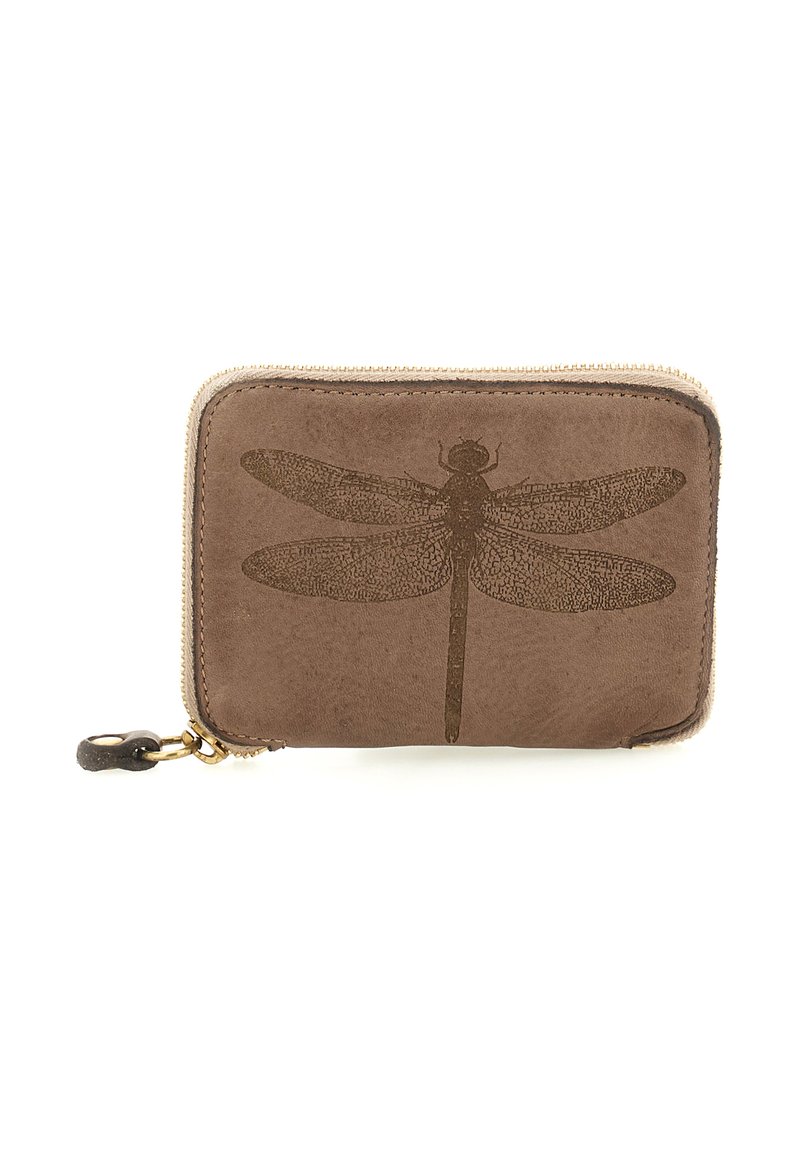 Portafoglio in suede marrone con zip, caratterizzato da un dettagliato motivo di libellula sulla parte anteriore e un piccolo tirazip in pelle.