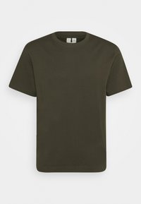 T-shirt vert olive à manches courtes et col rond présenté sur un fond blanc uni.
