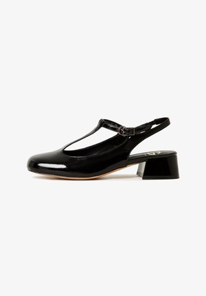 Scarpa slingback in vernice nera con design a T, punta arrotondata e tacco blocco nero. Texture liscia e semplice dettaglio con fibbia.