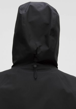 Czarna wodoodporna kurtka z kapturem, gładką teksturą, regulowanym sznurkiem i minimalistycznym designem bez wzorów lub akcentów.