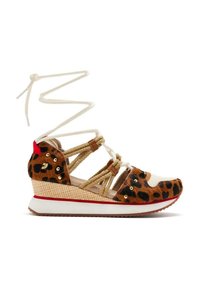 Scarpa con zeppa a fantasia leopardo con dettagli in tessuto e corda, in una combinazione di colori crema e nocciola, presenta accenti rossi e metalleria dorata.