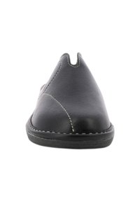 Scarpa in pelle nera con una superficie liscia, forma allungata e apertura superiore con intaglio. Presenta cuciture a contrasto lungo la suola.
