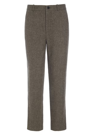 Bruine herenbroek met een visgraatpatroon, voorzien van een knoop- en ritssluiting, zijzakken en een rechte pijp.