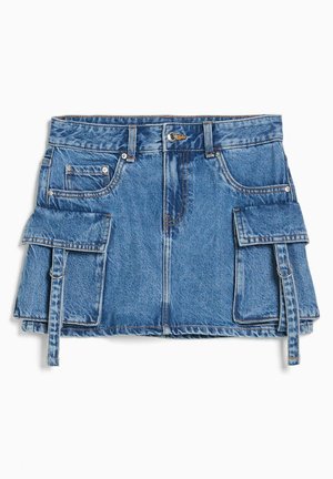 Denim mini skirt med to store sidelommer, justerbare sidestraps og en frynset kant. Lyseblå farve med en falmet tekstur.